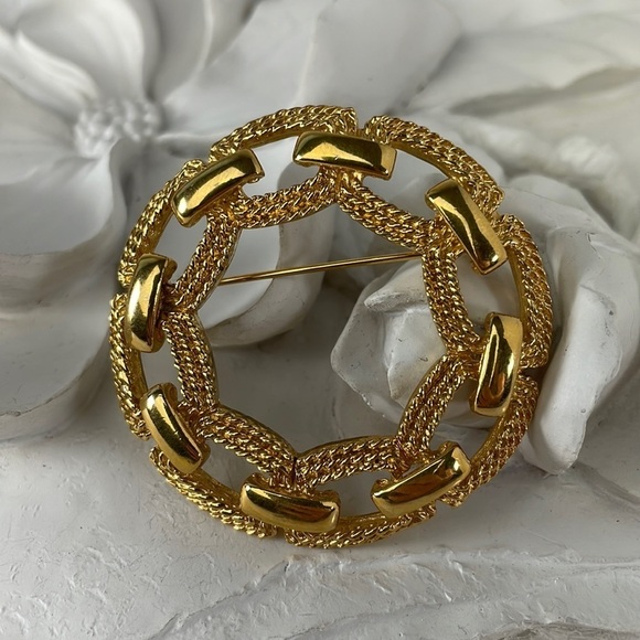 Gold  Circle Chain Brooch - Picture 3 of 5